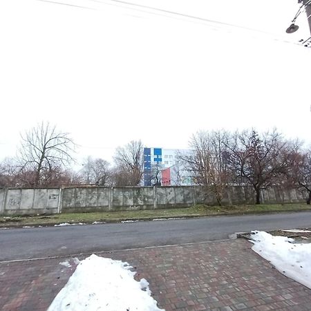 Дом С Удобствами, Возле 3 Городской Больницы チェルカースィ エクステリア 写真